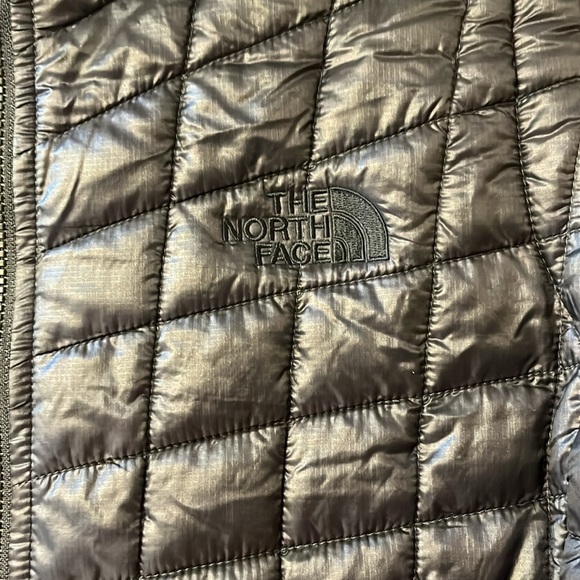 The North Face Thermoball black vest, size M, NWOT. - Picture 4 of 8